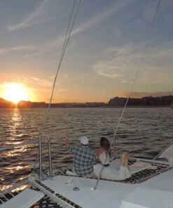 Renta de Catamarán Moderno en los Cabos para Eventos