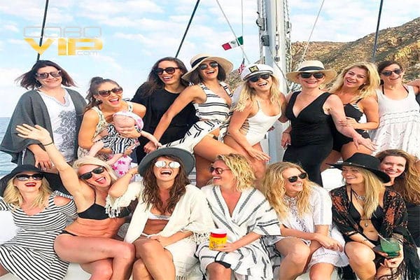 Despedida de soltera sobre yate en los cabos