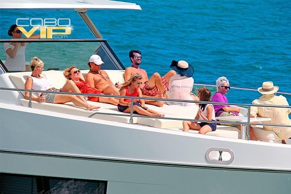 vacaciones-familiares-sobre-yate-en-cabo