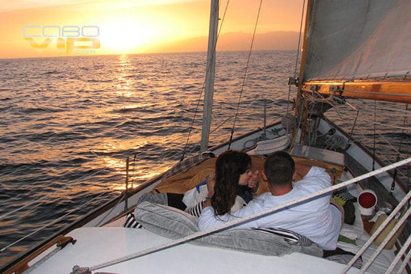 Cena romántica sobre yate en Los Cabos