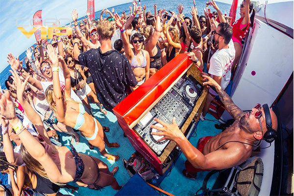 Fiesta de Fin de Cursos abordo de Yate en Cabo